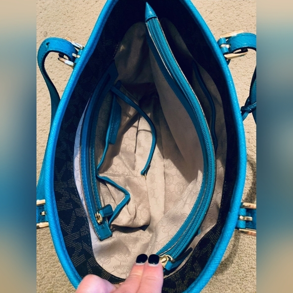 Michael Kors medium size Tote - Picture 3 of 13